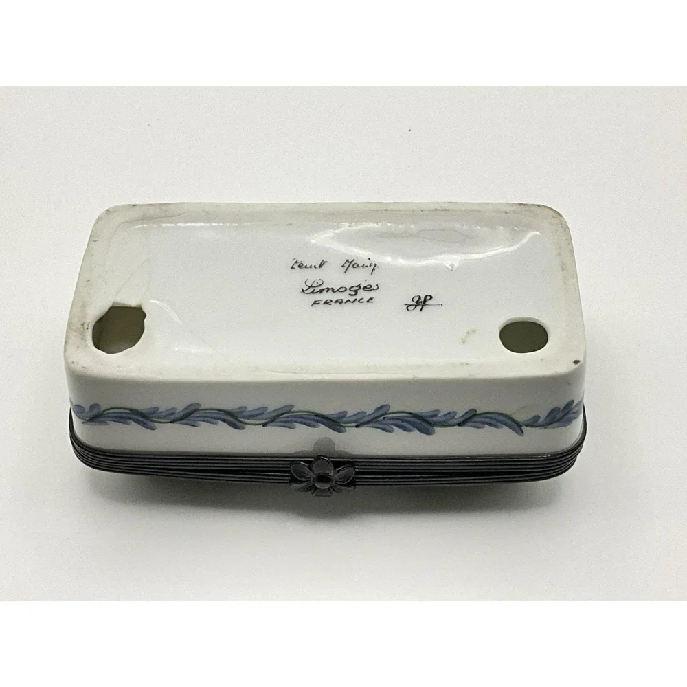 Limoges Peint Main Porcelain Hinged Floral Trinket Pill Box 3 3/8